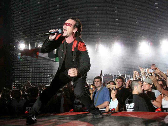 Bonovox degli U2 in concerto allo Stadio Olimpico di Roma. Luglio 2005