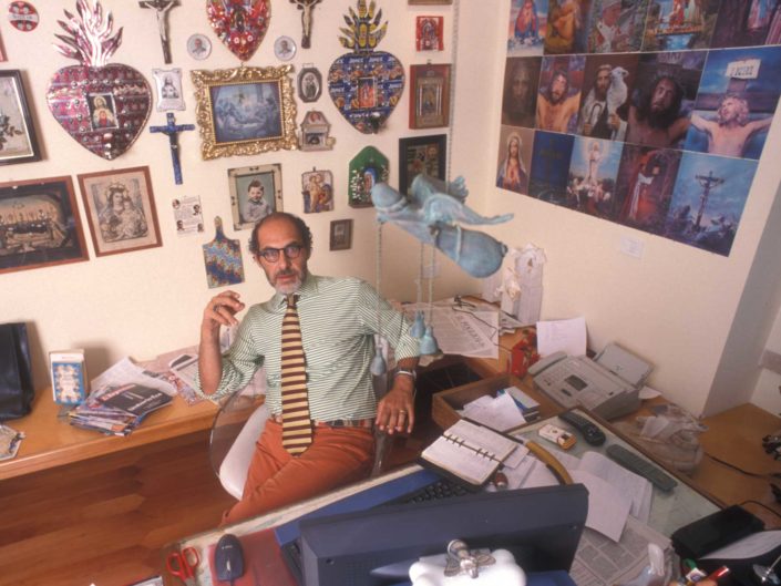 Roberto D'Agostino, ideatore del sito di informazione Dagospia, ritratto in casa. Roma settembre 2002