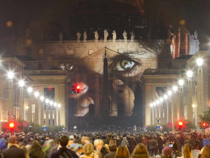 Illuminazione speciale della Basilica di San Pietro per l'apertura del Giubileo della Misericordia. Dicembre 2015