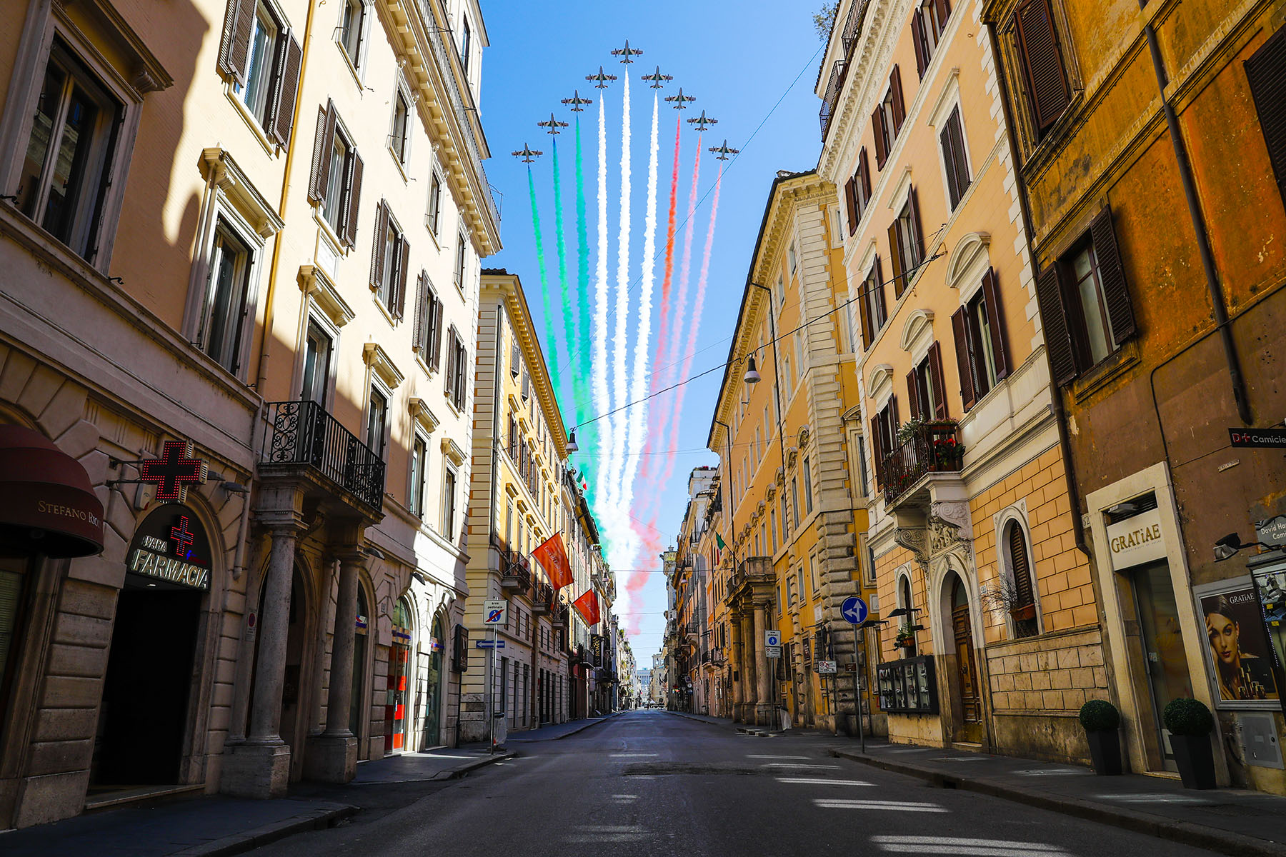 Le frecce tricolori sorvolano Via del Corso deserta a causa del Coronavirus (Covid-19) in occasione della festa della Liberazione. Roma 25 aprile 2020