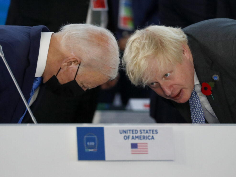 Il Presidente degli Stati uniti d'America Joe Biden e il Primo Ministro d'Inghilterra Boris Johnson partecipano alla tavola rotonda del summit del G20 a Roma, 30 ottobre 2021